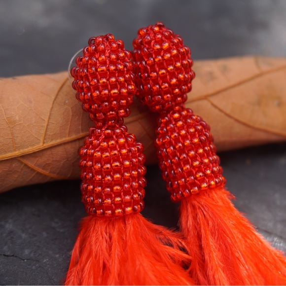 Statement earrings from Colombia made with the Miyuki technique and feathers. - Picture 3 of 3
